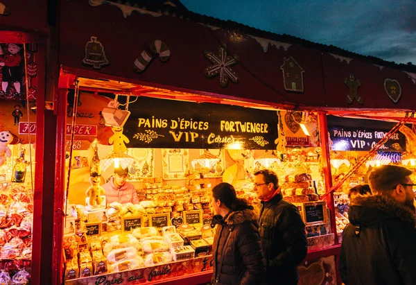 Mensen een bezoek aan kerst markt Strasbourg Frankrijk kopen van gember — Stockfoto