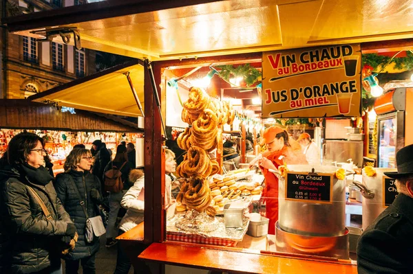 Бордо гаряче вино відвідування Різдво ринку Strasbourg Франції — стокове фото