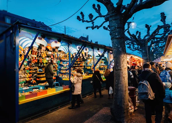 Hagyományos játékok a karácsonyi piac Strasbourg, Franciaország — Stock Fotó