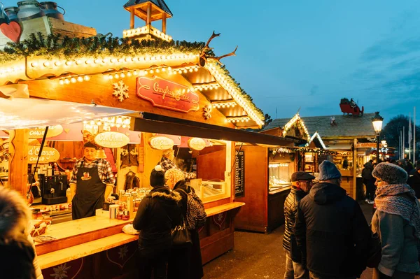 Гарячим глінтвейном у різдвяні ринку Strasbourg Франції — стокове фото