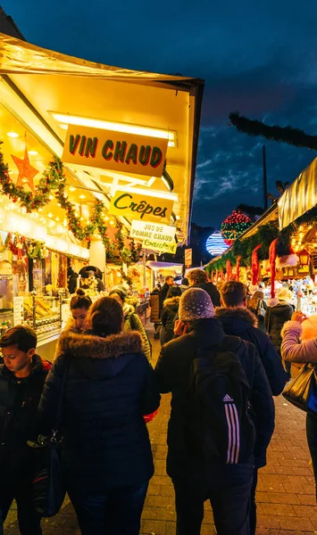 Pessoas que visitam o Mercado de Natal Strasbourg França compra wi quente — Fotografia de Stock