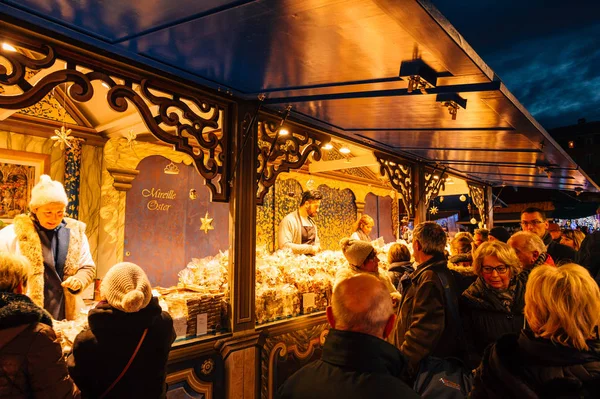 Lidé navštěvující vánoční trh Štrasburk Francie nákup potravin — Stock fotografie
