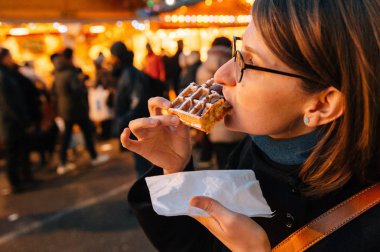 Fındıklı çikolata Creme ile geleneksel gözleme en eski Noel pazarı Merkezi Strasbourg, Alsace içinde belgili tanımlık geçmiş Pazar tezgahları ile bütün dünyada yemek kadın 