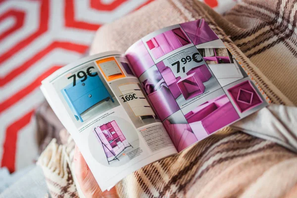 Frau liest Ikea-Katalog für Möbel im Haus, — Stockfoto