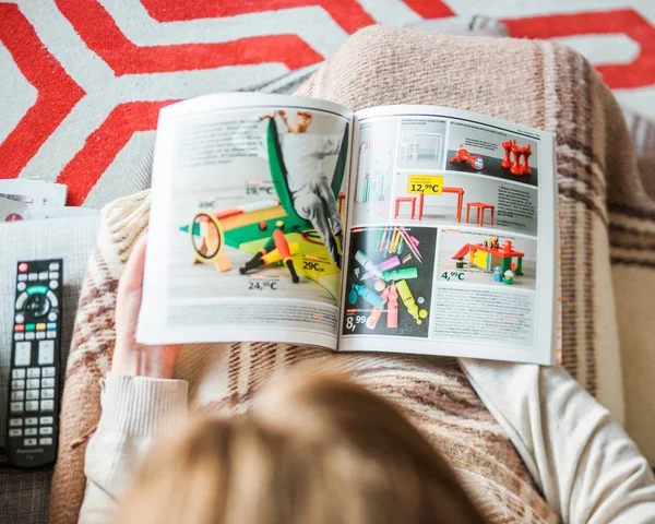 Donna che legge IKEA catalogo mobili casa mobili per bambini — Foto Stock