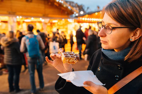 Mulher Comendo Waffles Tradicionais Com Creme Chocolate Avelã Mercado Natal — Fotografia de Stock