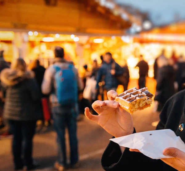 Vrouw Eten Traditionele Wafels Met Hazelnoot Chocolade Crème Bij Oudste — Stockfoto