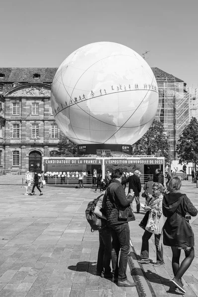 Fußgänger vor Globus-Pavillon Frankreich kandidiert für wor — Stockfoto