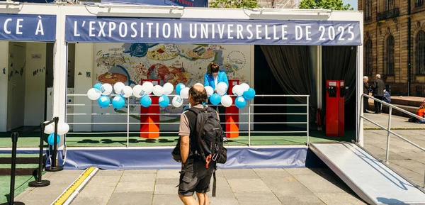 Mann zu Fuß zum Kriegspavillon der französischen Kandidatur für die Weltausstellung 2 — Stockfoto