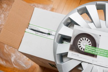 Yeni araba hub kapaklı karton