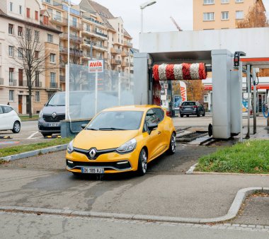 Temiz araba oto yıkama bırakarak
