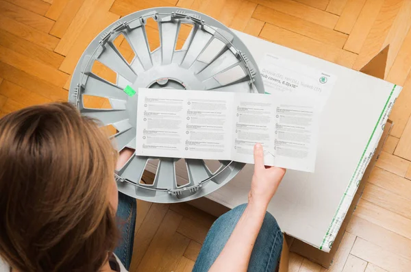 Frau beim Auspacken von Autoabdeckungen — Stockfoto