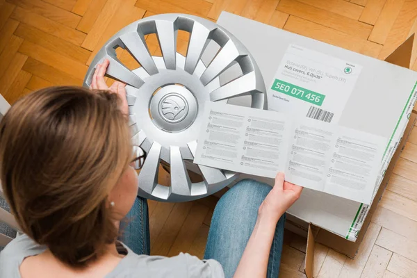 Nő kicsomagolás autó hub kiterjed az olvasást és az oktatás — Stock Fotó