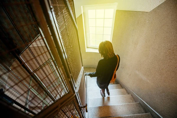 Πίσω Όψη Του Κομψό Γαλλίδα Κατεβαίνοντας Σκάλες Στο Παλιό Κτίριο — Φωτογραφία Αρχείου