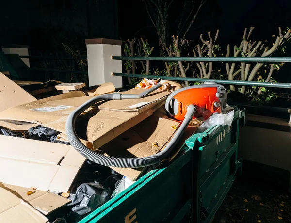 掃除機で廃棄物コンテナーをリサイクルします。 — ストック写真