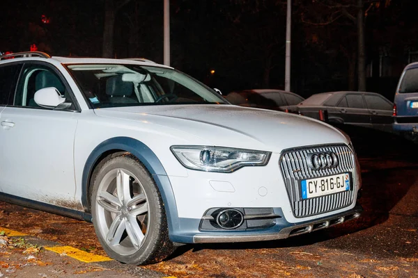 Audi A6 auto bij nacht — Stockfoto