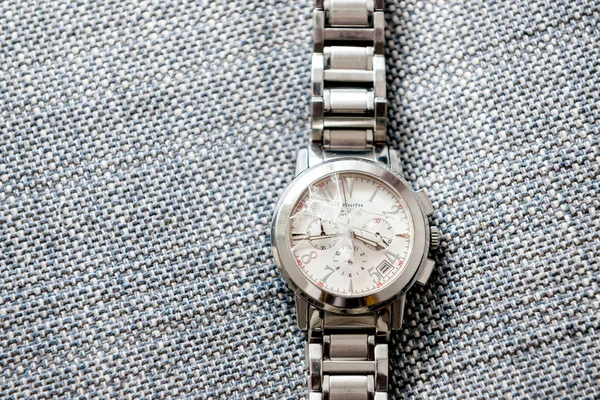Zenith szwajcarski zegarek z tłuczonego szkła — Zdjęcie stockowe