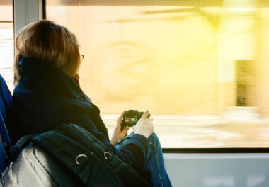 Tramvay hattı üzerinden hareket halinde çekim kadın