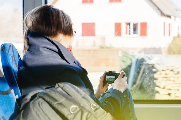 Mulher Viajar Bonde Tirando Fotografias Vídeo Movimento Através Janela França — Fotografia de Stock