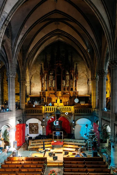 大聖堂内部のクリスマスの装飾 — ストック写真