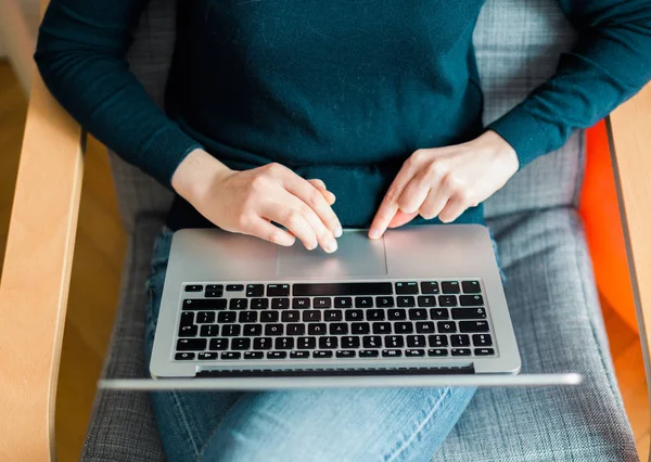 Denkende Frau Mit Blauem Pullover Laptop Blick Von Oben — Stockfoto