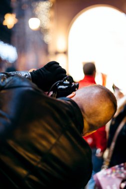 Adam alarak fotoğraf makinesinde Noel pazarının 