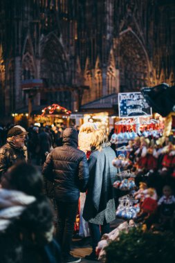 Santa Calus Str pazarda Noel sırasında bir aileyle konuşmak