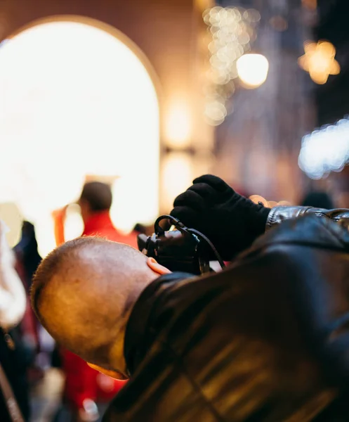 Muž pořizování foto na kameře vánočního trhu — Stock fotografie