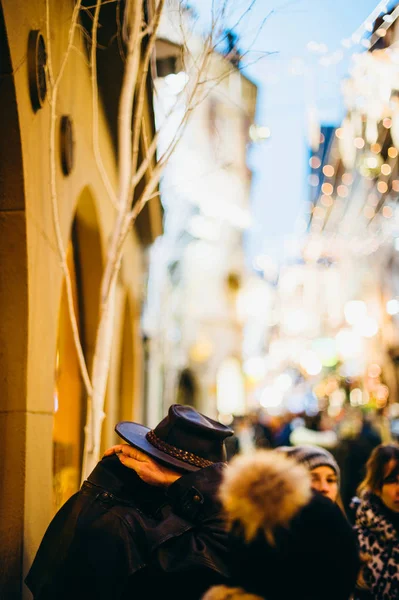 Человек фотографирует на камеру Рождественского рынка — стоковое фото
