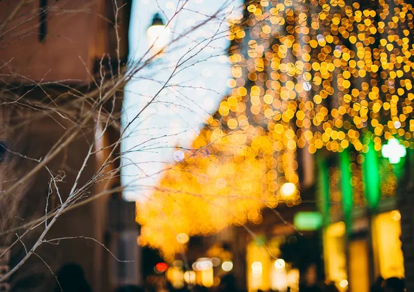 Christmas Lights ovanför gatorna vacker bokeh — Stockfoto