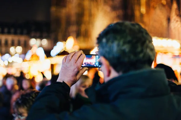 Man foto's nemen voor de kerstmarkt — Stockfoto