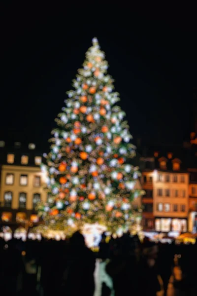 Árvore de Natal desfocada na cidade quadrada central — Fotografia de Stock