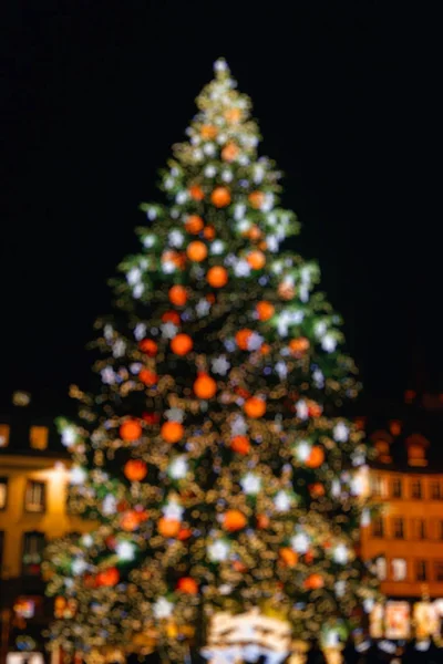 Defocused Christmas tree in central square city — Stock Photo, Image