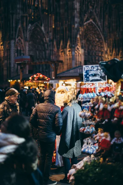 Σάντα Calus μιλώντας με μια οικογένεια κατά τη Χριστουγεννιάτικη αγορά στην οδό — Φωτογραφία Αρχείου