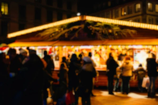 Intreepupil mensen eten kerstmarkt — Stockfoto