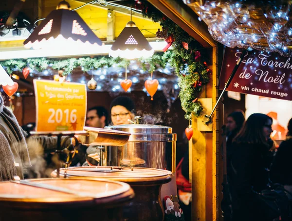 Різдвяний ринок зрив продажу традиційні жарко французький вина mulle — стокове фото