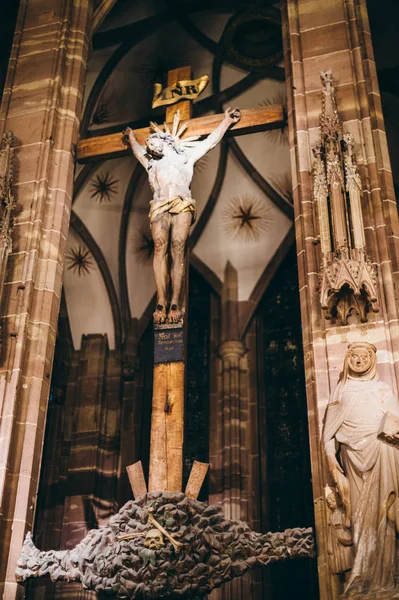 Jezus Christus op Kruis in kathedraal — Stockfoto