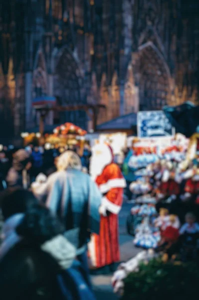 人们谈论与圣诞老人在圣诞市场 — 图库照片