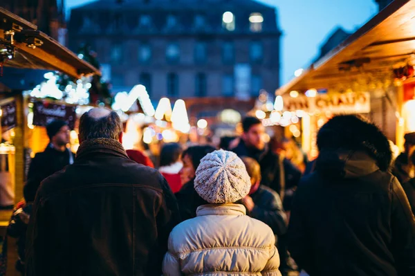 Människor som gick på julmarknad oskärpa view — Stockfoto