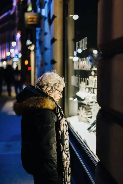 Mulher sênior de compras nas ruas da França — Fotografia de Stock