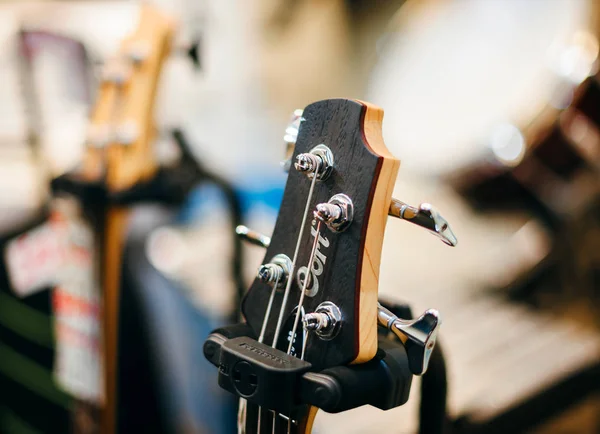 Cort Guitars - Detail des neuen Gitarrenkopfes — Stockfoto