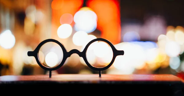 Chrostmas ciudad luz vista a través de gafas vintage — Foto de Stock
