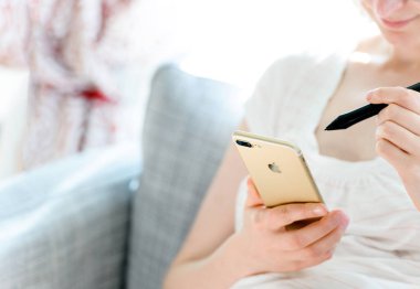 Stylus kalemi iphone üzerinde çalışan reelance girişimci kadın