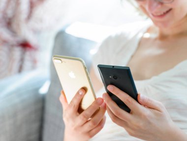Gülümseyen kadın iPhone 7 artı vs Microsoft Phone karşılaştırma 