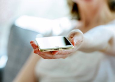 Yeni iPhone 7 artı yeni aydınlatma bağlantı noktası tutan kadın