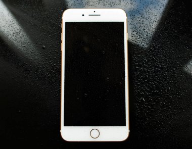 Yeni Apple iphone 7 Plus yağmur waterdrops altında.
