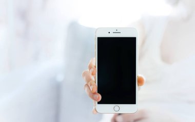 Yeni iphone 7 artı smartphone gösterilen kadın. 