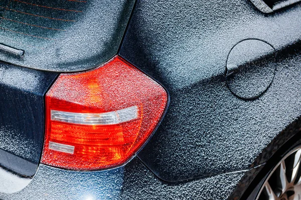 Mooie auto tail lights detail bedekt met sneeuw — Stockfoto