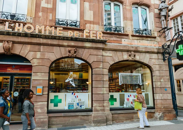 Kvinnor framför drogen lagra apotek Pharmacie de L'Homme D — Stockfoto