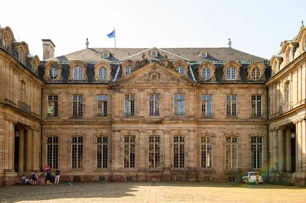 Le Palais Rohan fasáda s turisty, čtení mapy — Stock fotografie